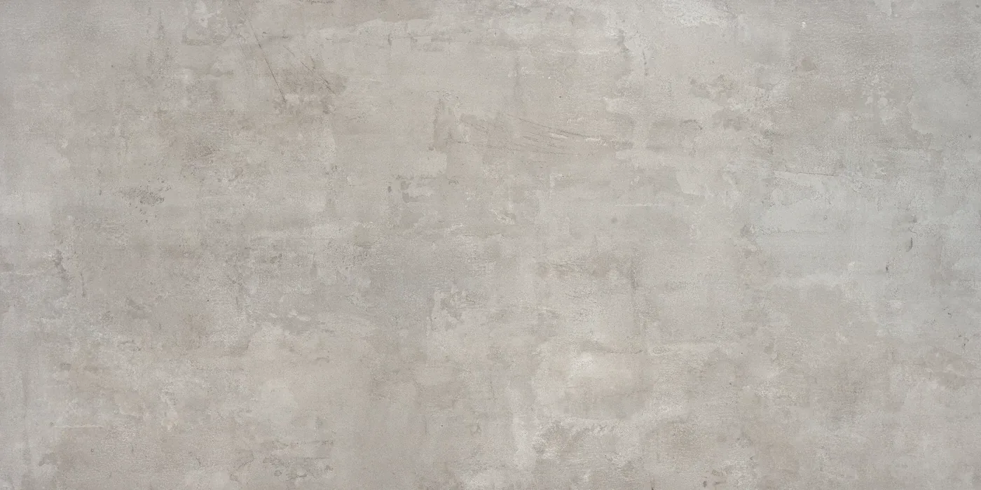 Wand- und Bodenfliese 60×120 cm mit warmgrauer Betonoptik und feiner gleichmäßiger Körnung, seidenmatte Oberfläche.