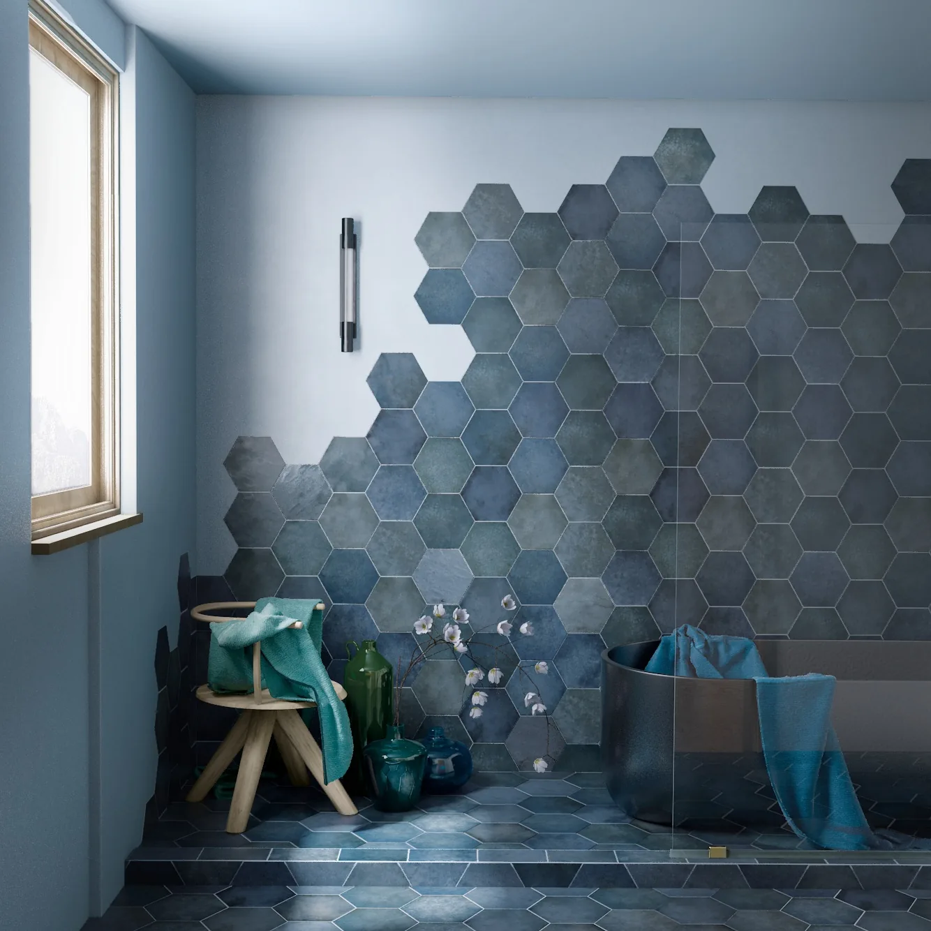 Bad mit blauer Hexagon-Wand und -Boden Equipe Heritage Indigo, Holzhocker mit türkisen Handtüchern