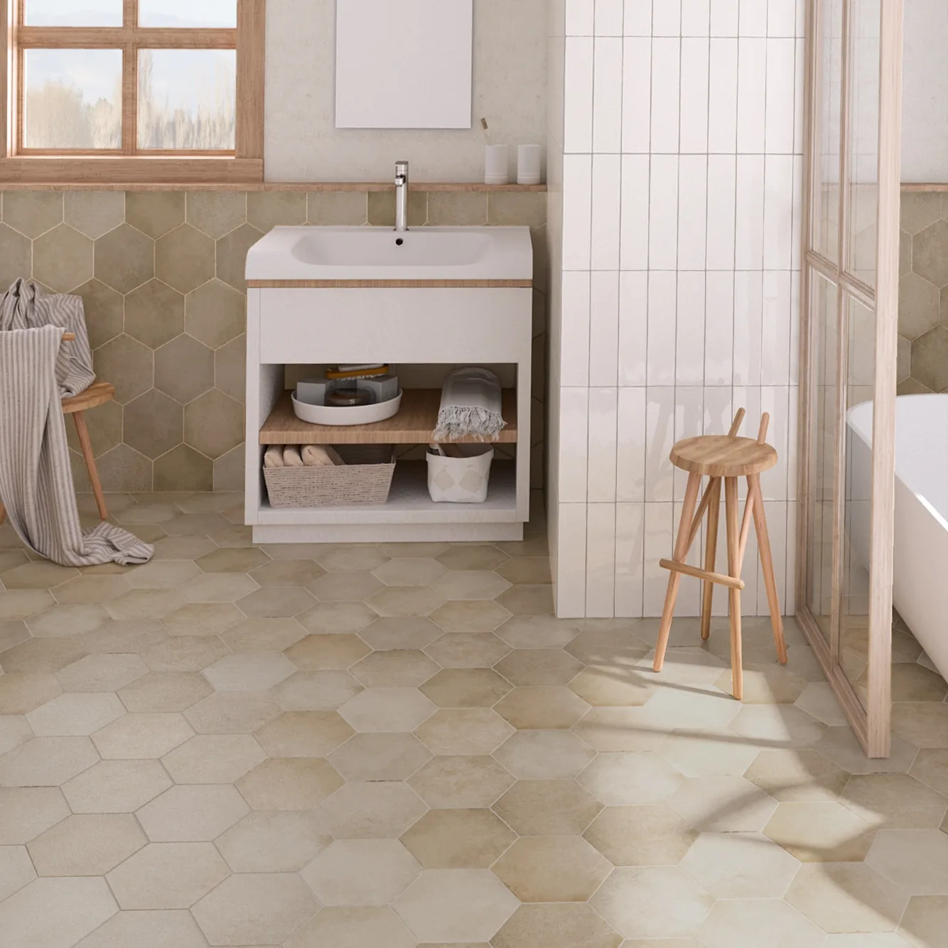Bad mit beigem Hexagon-Boden Equipe Heritage Wheat, weißer Waschtisch, Holzhocker und Duschbereich