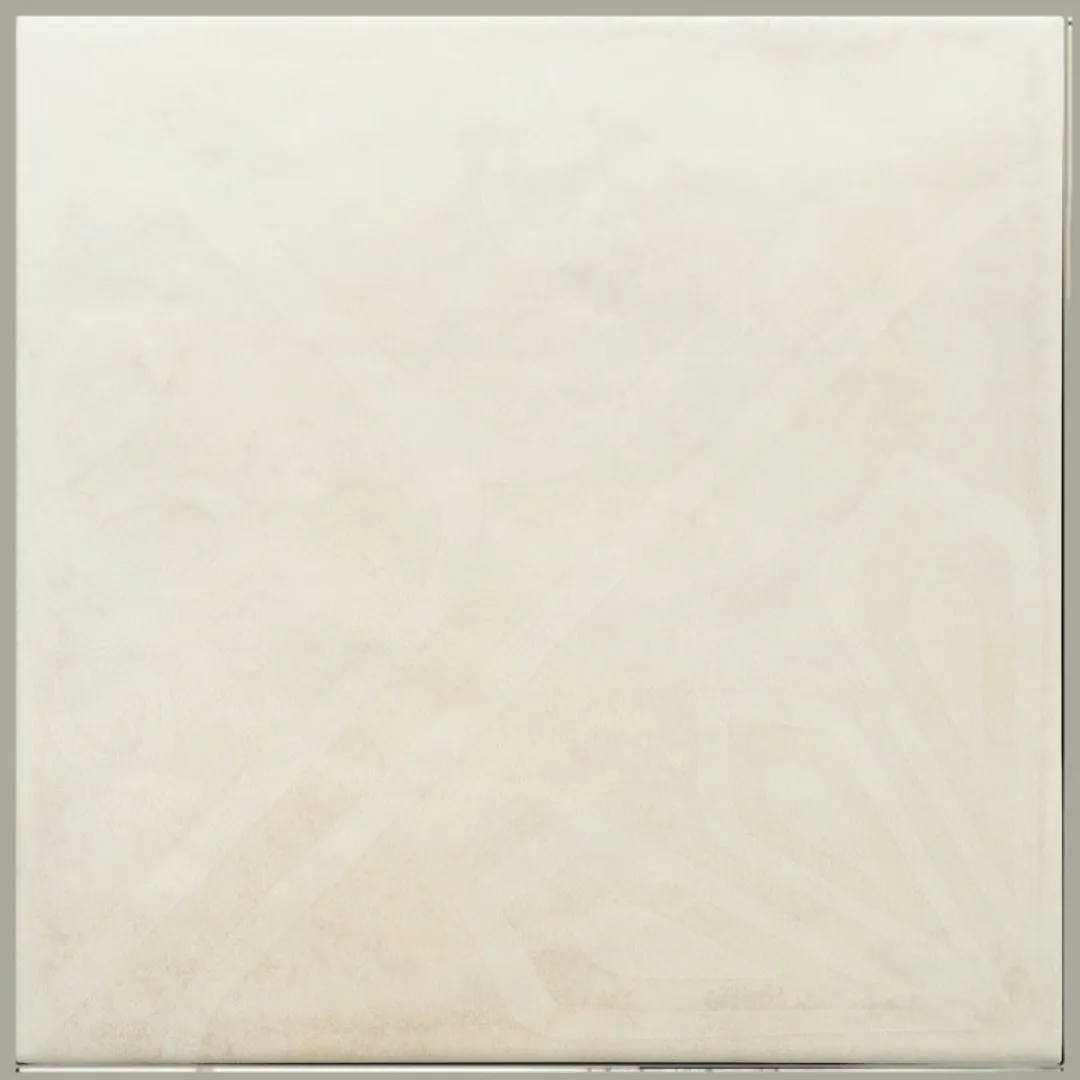 Cremeweiße Dekorfliese 20×20 cm mit zartem Ton-in-Ton-Ornament in matter Zementoptik.