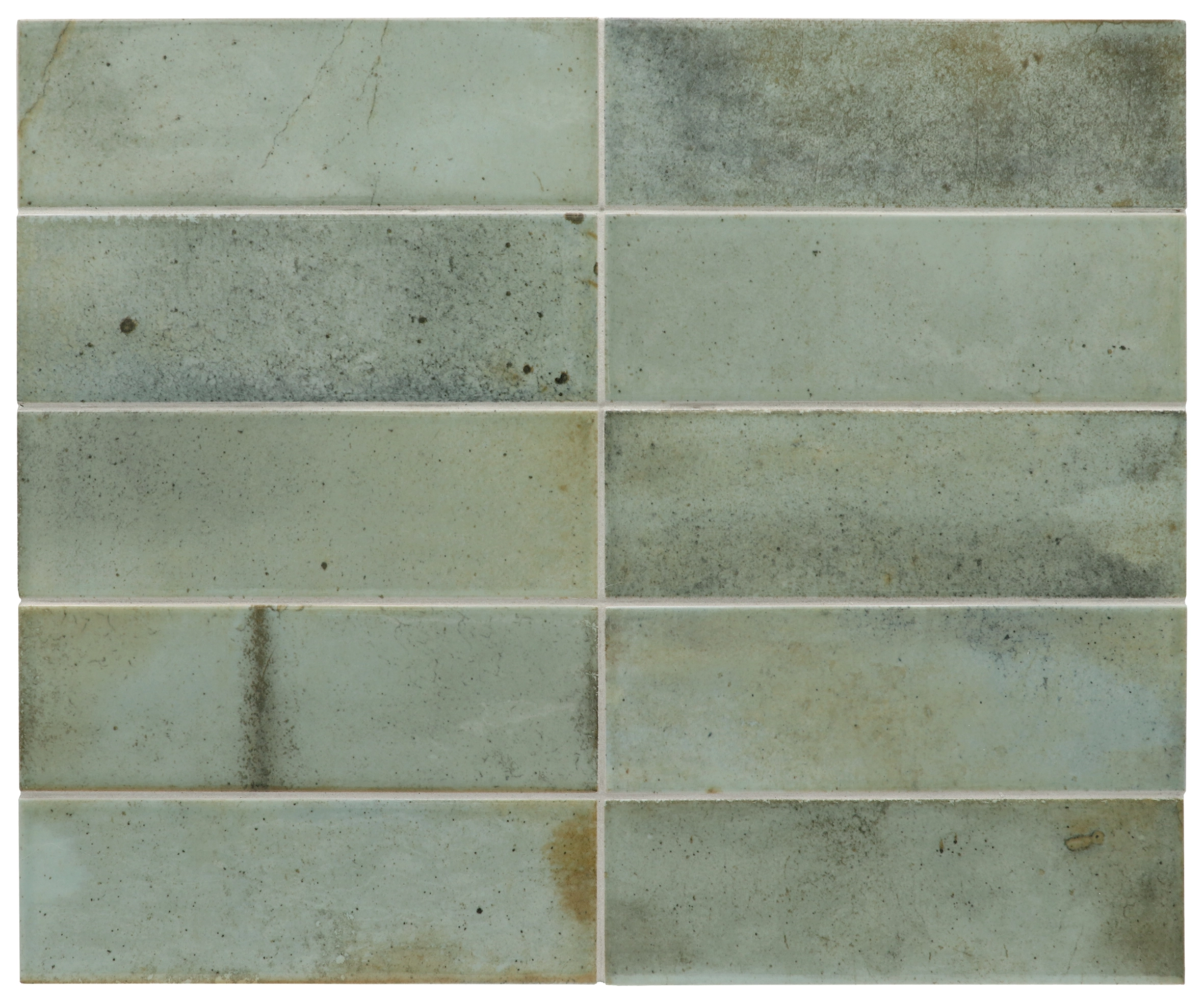 Verlegte Hanoi Celadon Wandfliesen im Format 6,5x20 cm. Lebhafte V4 Variation der Glasur, im Raum verbaut.
