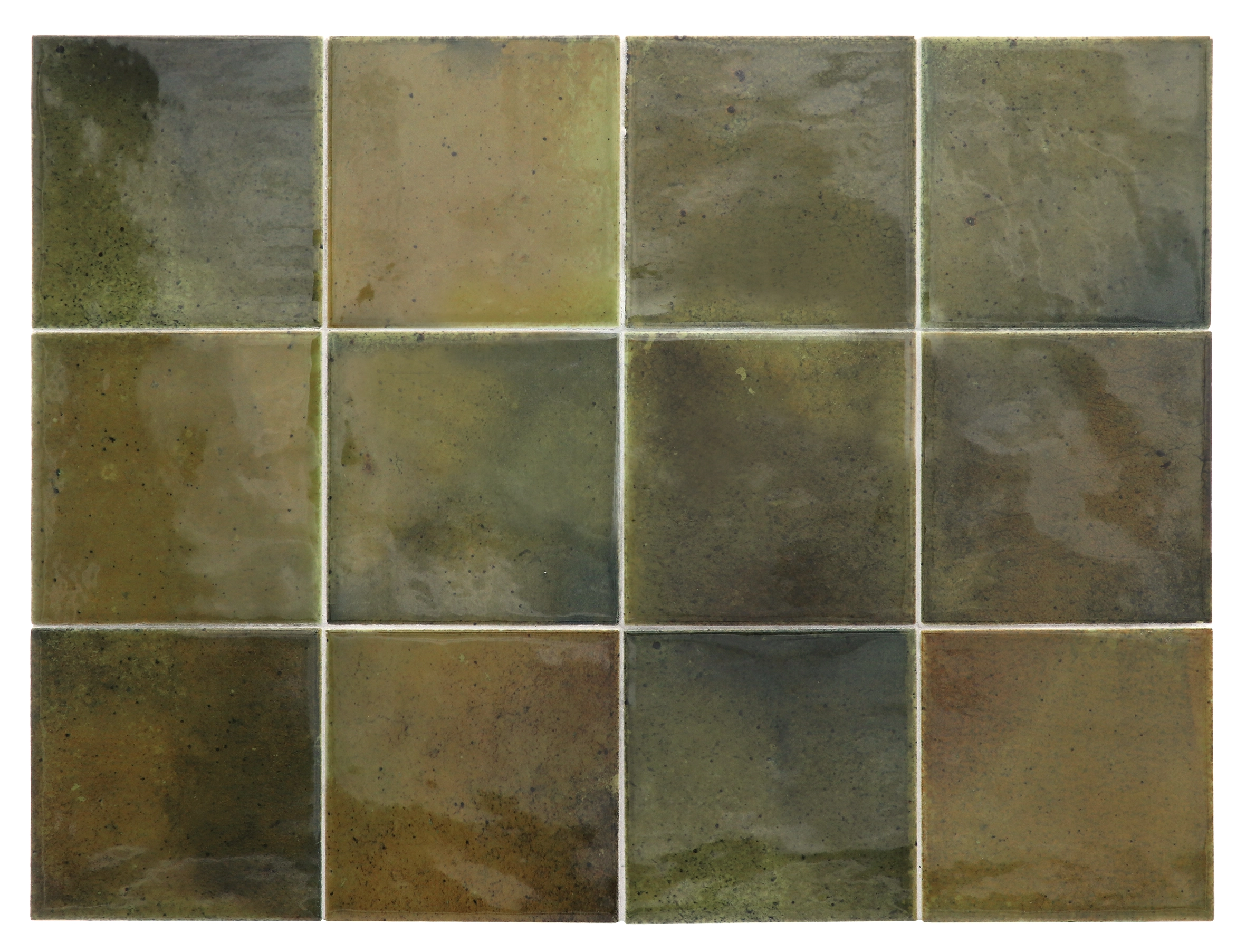 Verlegte Hanoi Wild Olive Wandfliesen im Format 10x10 cm. Lebhafte V4 Variation der Glasur, im Raum verbaut.
