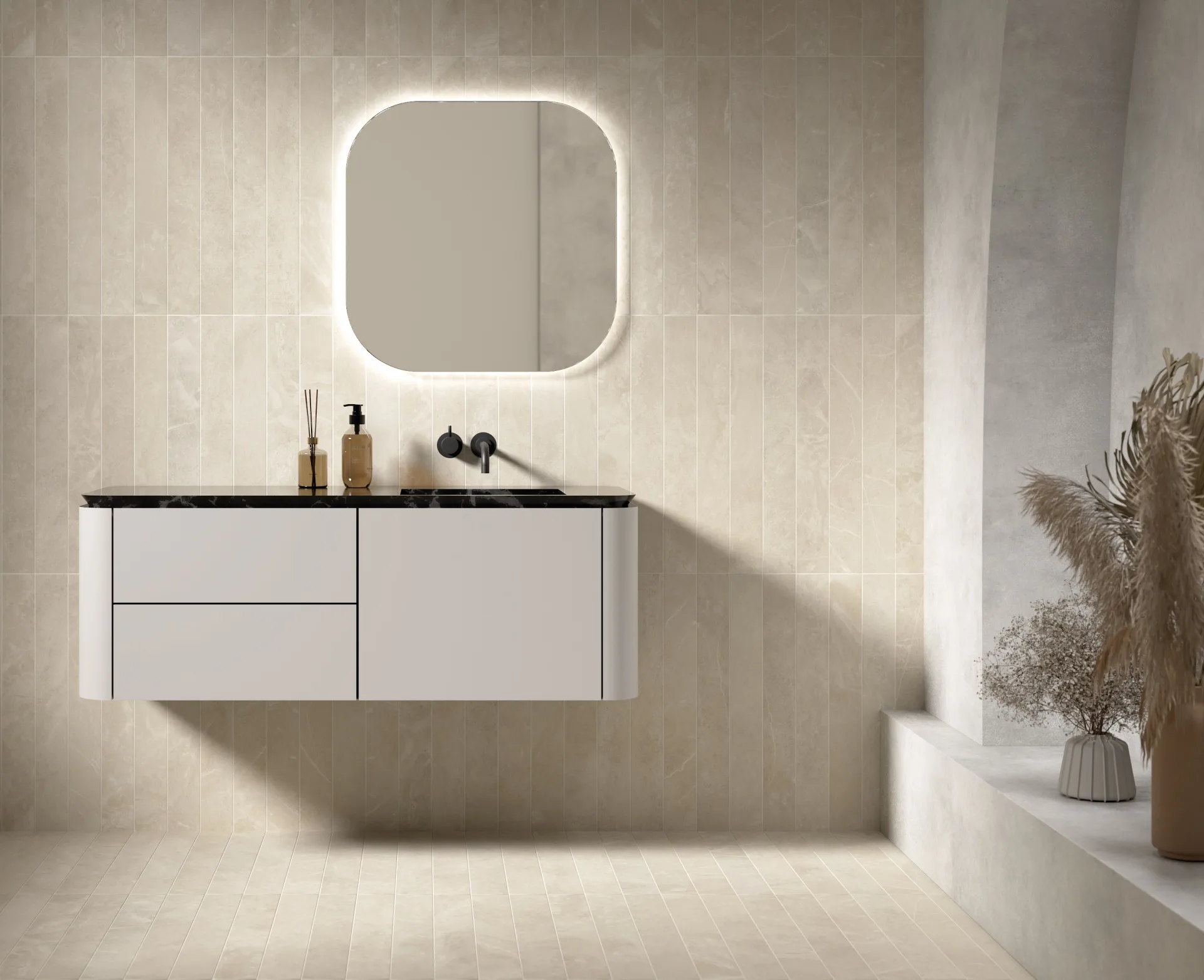 Equipe Marmoris Taupe als Badwand: cremebeige Riemchen hinter weissem Waschtisch mit rundem LED-Spiegel.