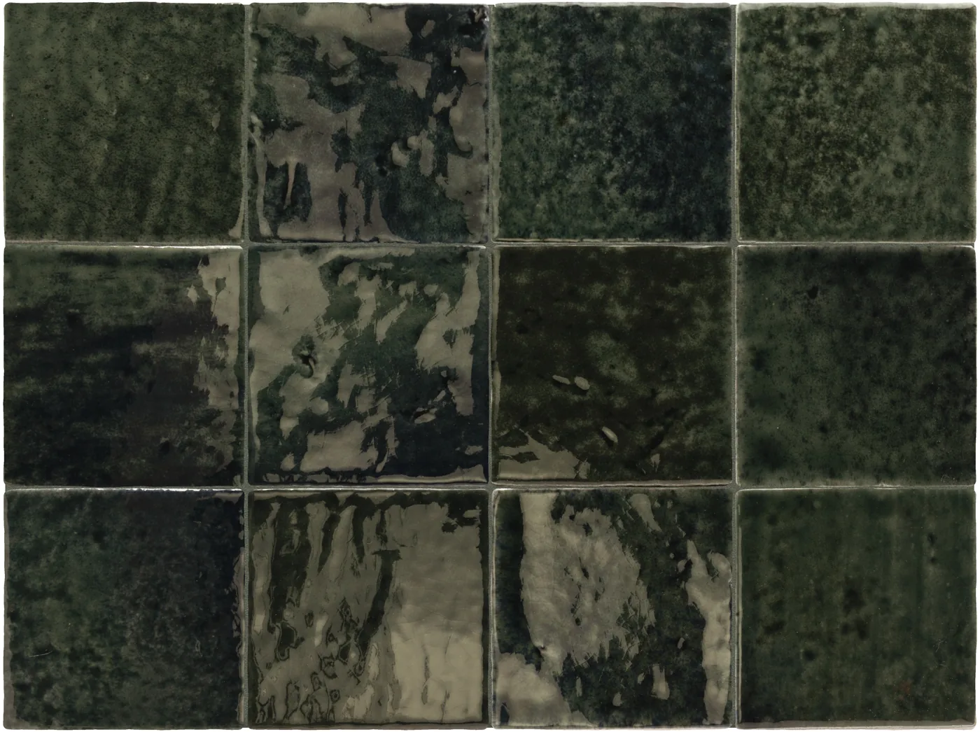 Anthrazitschwarze glänzende Steingut-Wandfliese, 10×10 cm, quadratisch im Raster verlegt, mit changierendem Farbspiel.