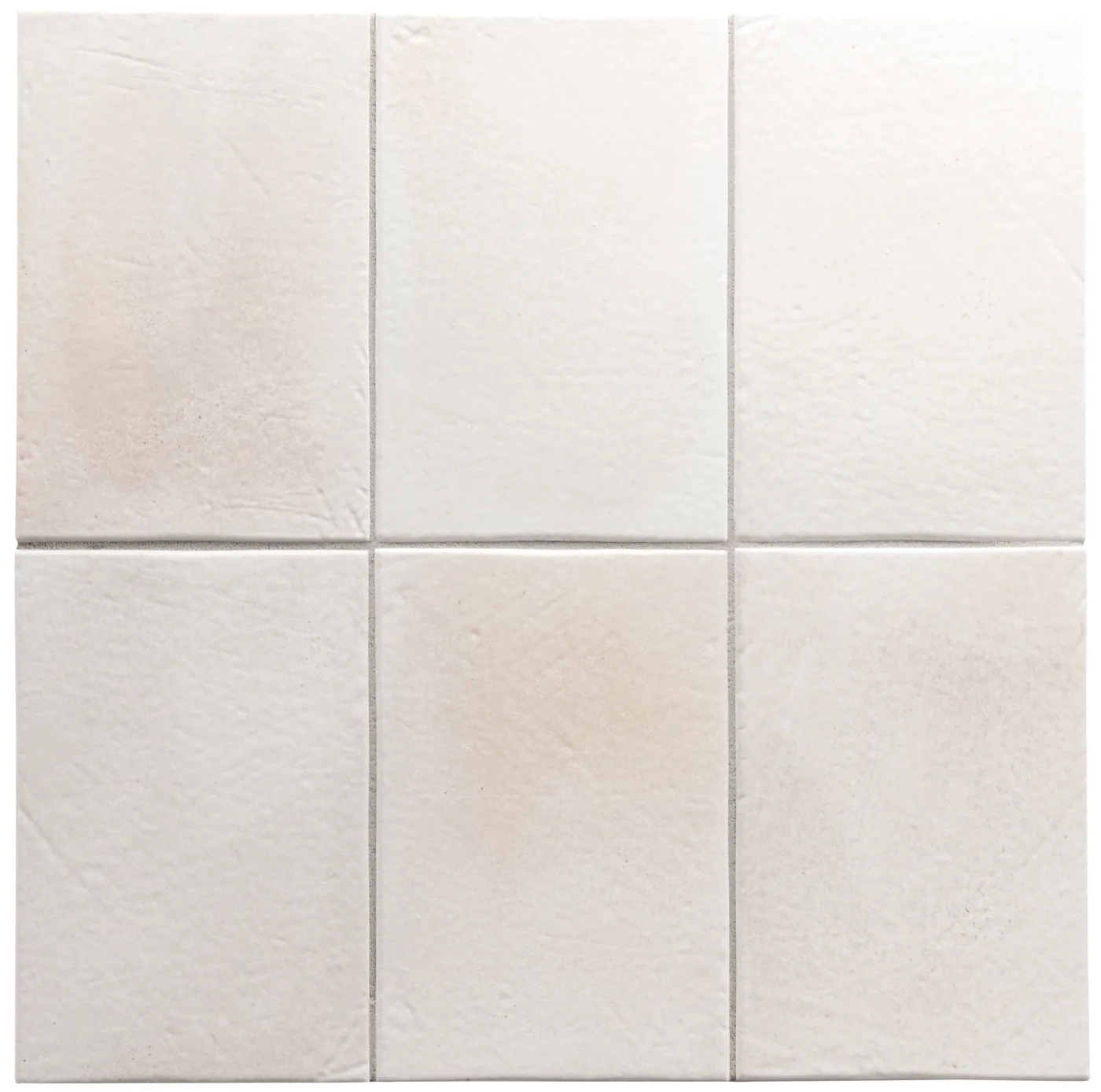 Warm cremeweiße matte Fliesen im Format 10×15 cm, als 3×2-Raster verlegt, mit feiner Wolkung und leicht kalkiger Anmutung.