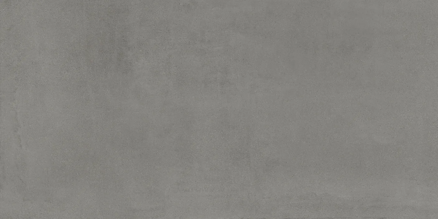 Dunkelgraue Betonoptik-Fliese 60x120 cm mit wolkiger, wie gespachtelt wirkender Schattierung, matte Oberfläche.