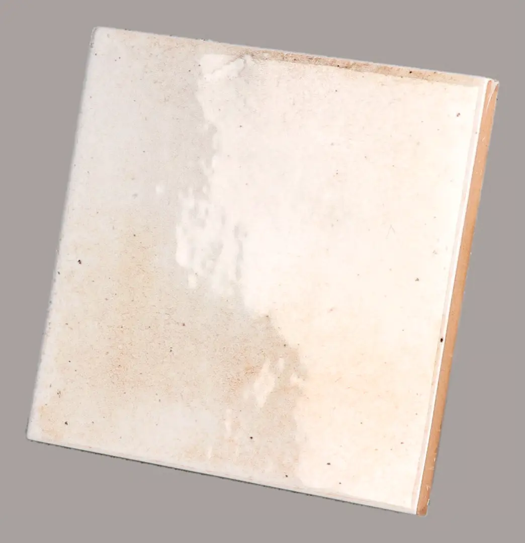 Hanoi Wandfliese in White Glasur, Format 10x10 cm, schräge Studio Aufnahme mit sichtbarem Glasurglanz.