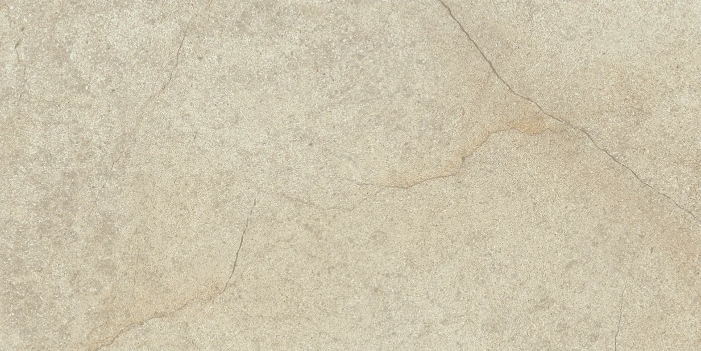 Warmbeige Steinoptik-Fliese mit feinen Rissadern und leichter Wolkung, 20×40 cm, in rutschhemmender Strukturoberfläche