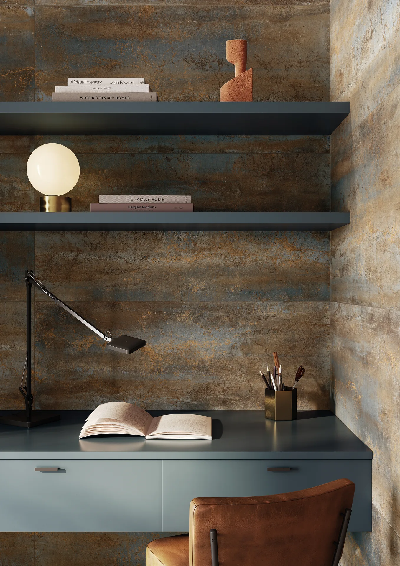 Arbeitsplatz vor einer rostbraunen Metalloptik-Wand mit blauen Regalbrettern, Fliesenformat 60×120 cm.