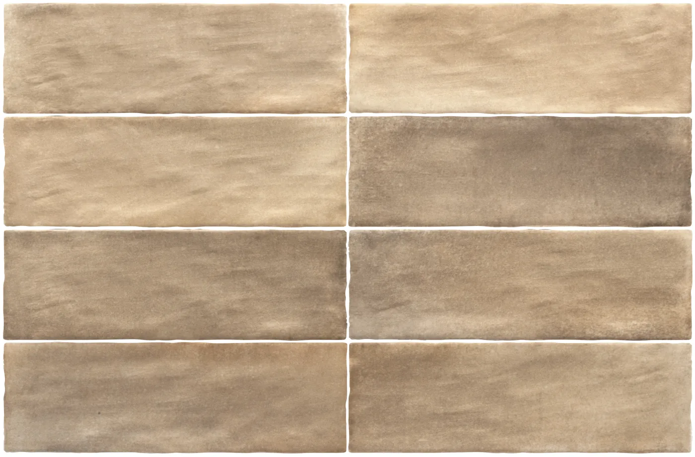 Warm zimtbraune Steingut-Wandfliesen im Format 6,5×20 cm im Riemchenverband, matte Oberfläche mit wolkigen Nuancen.