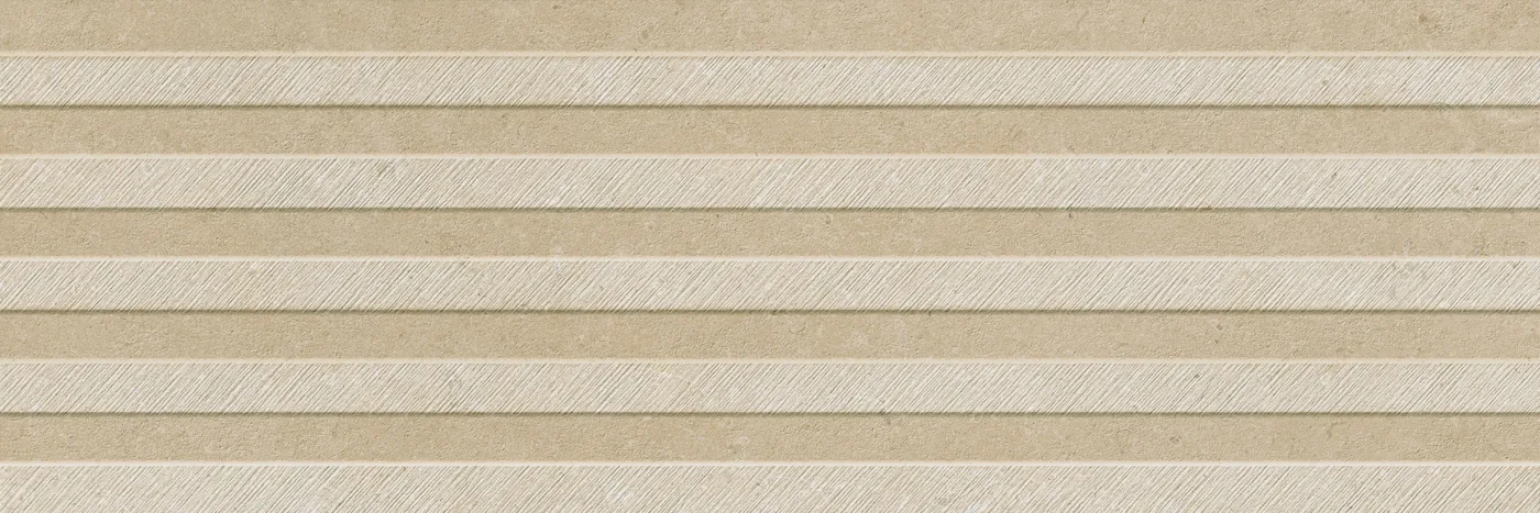 Greigefarbene Wandfliese 30×90 cm in Kalksteinoptik mit horizontalen Reliefstreifen und hellen Lichtkanten.