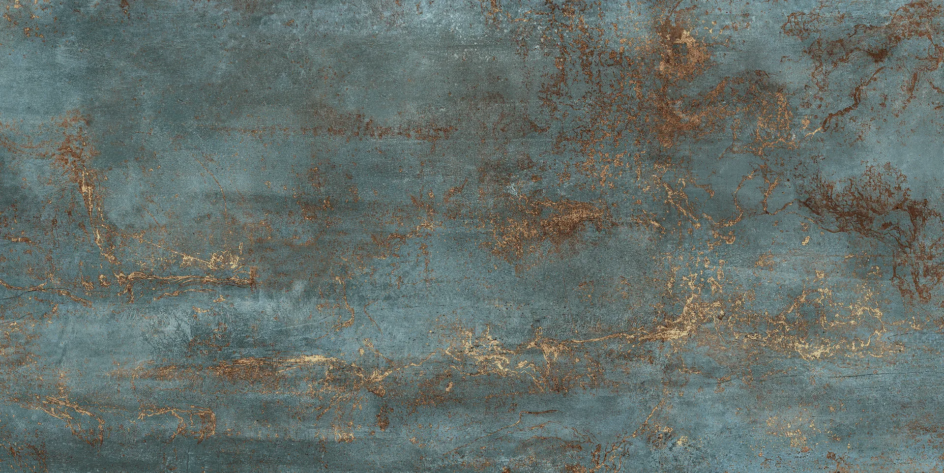 Petrolfarbene Metalloptik-Fliese 60×120 cm, matt, mit kupferfarbenen Oxidadern über die Fläche.