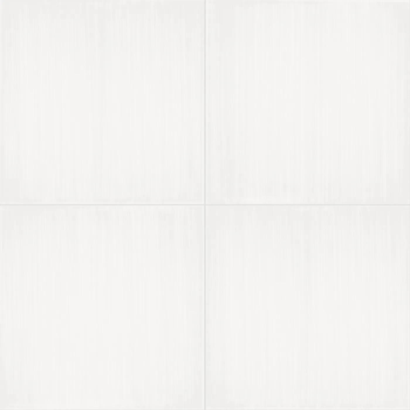 Vier weiße Fliesen 20×20 cm in matter Glasur mit feinen senkrechten Pinselstrichen und hellen, schmalen Fugen.