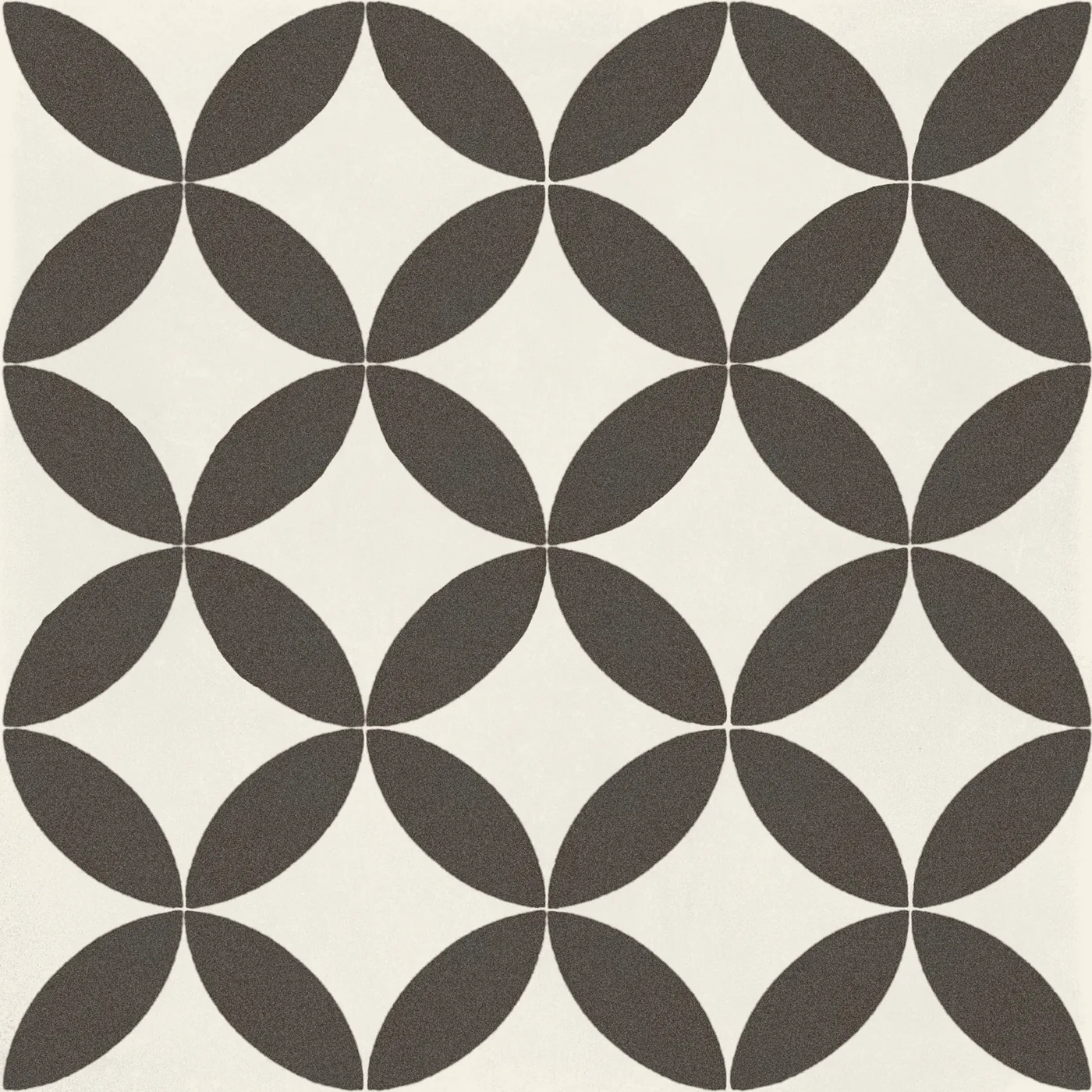 Quadrat-Fliese 20x20 cm, matt, mit fast schwarzem Kreisbogenmuster auf weißem Grund.