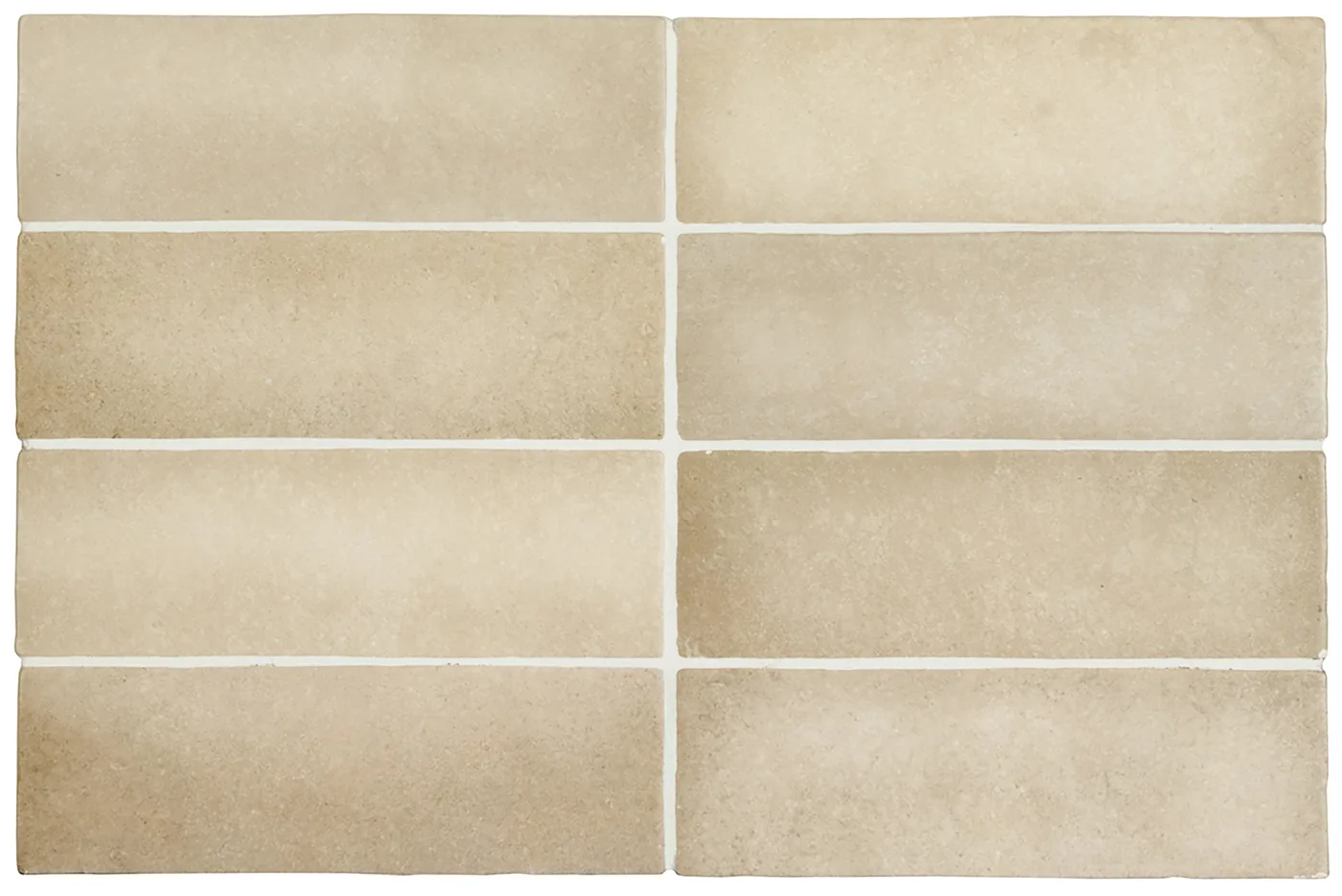 Sandbeige matte Steingut-Wandfliese, 6,5×20 cm, als Riemchen in Reihen verlegt, mit changierendem Farbspiel.