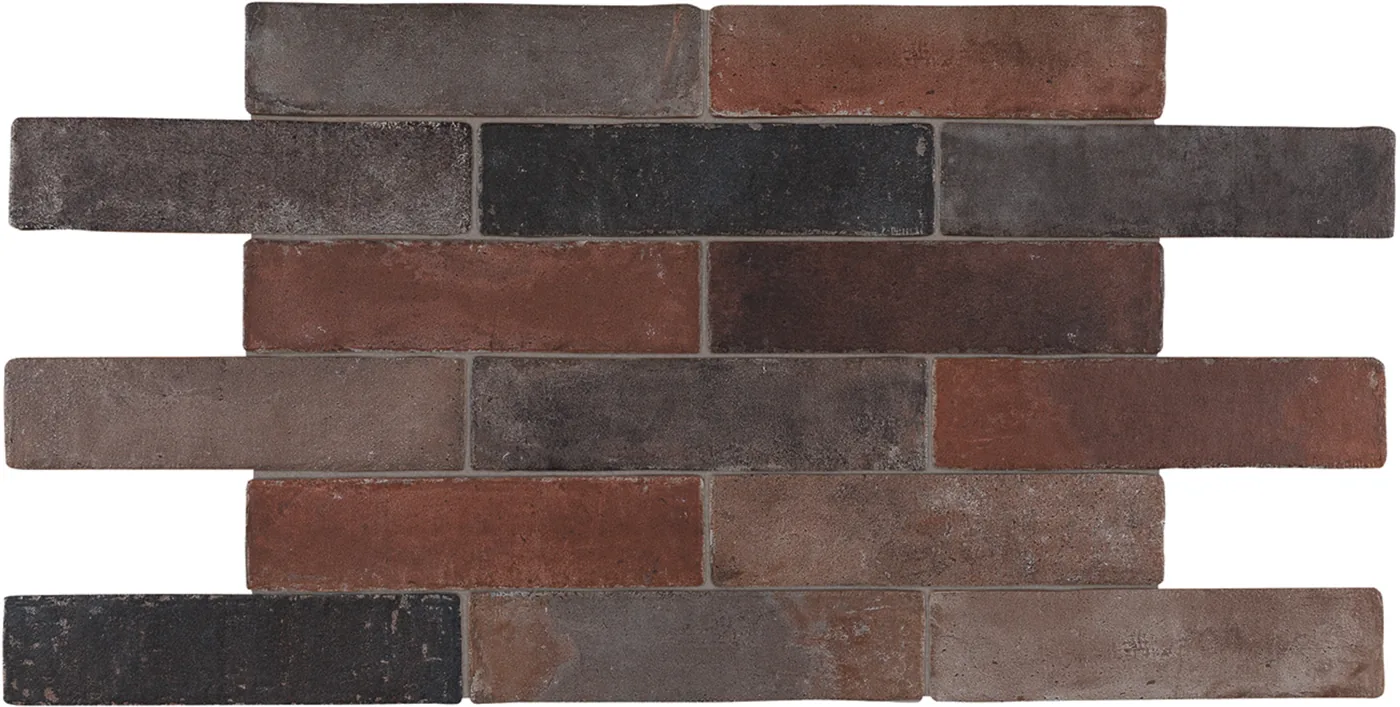 Dunkle Riemchen-Fliesen 7×28 cm im Läuferverband, matt, Mix aus Schwarz, Anthrazit und Rotbraun in Ziegeloptik, freigestellt.
