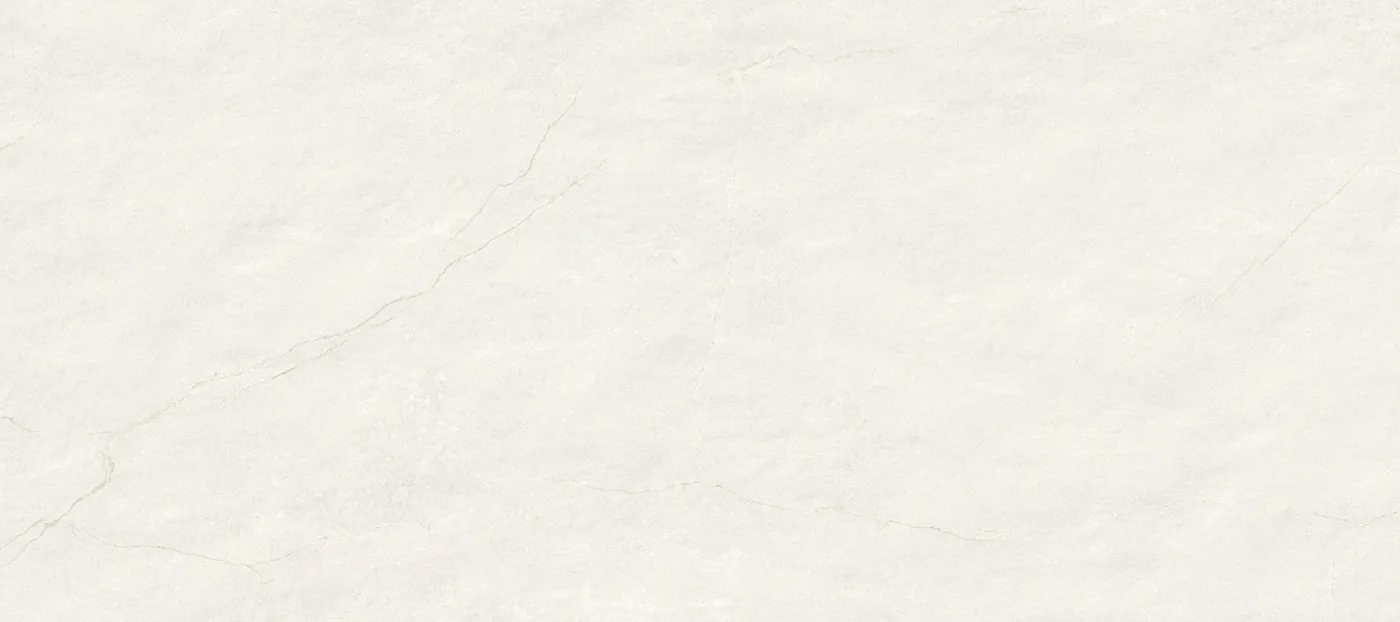 Cremefarbene Wandfliese 60×135 cm in Steinoptik mit leichter Wolkung und dezenter Aderung, matt