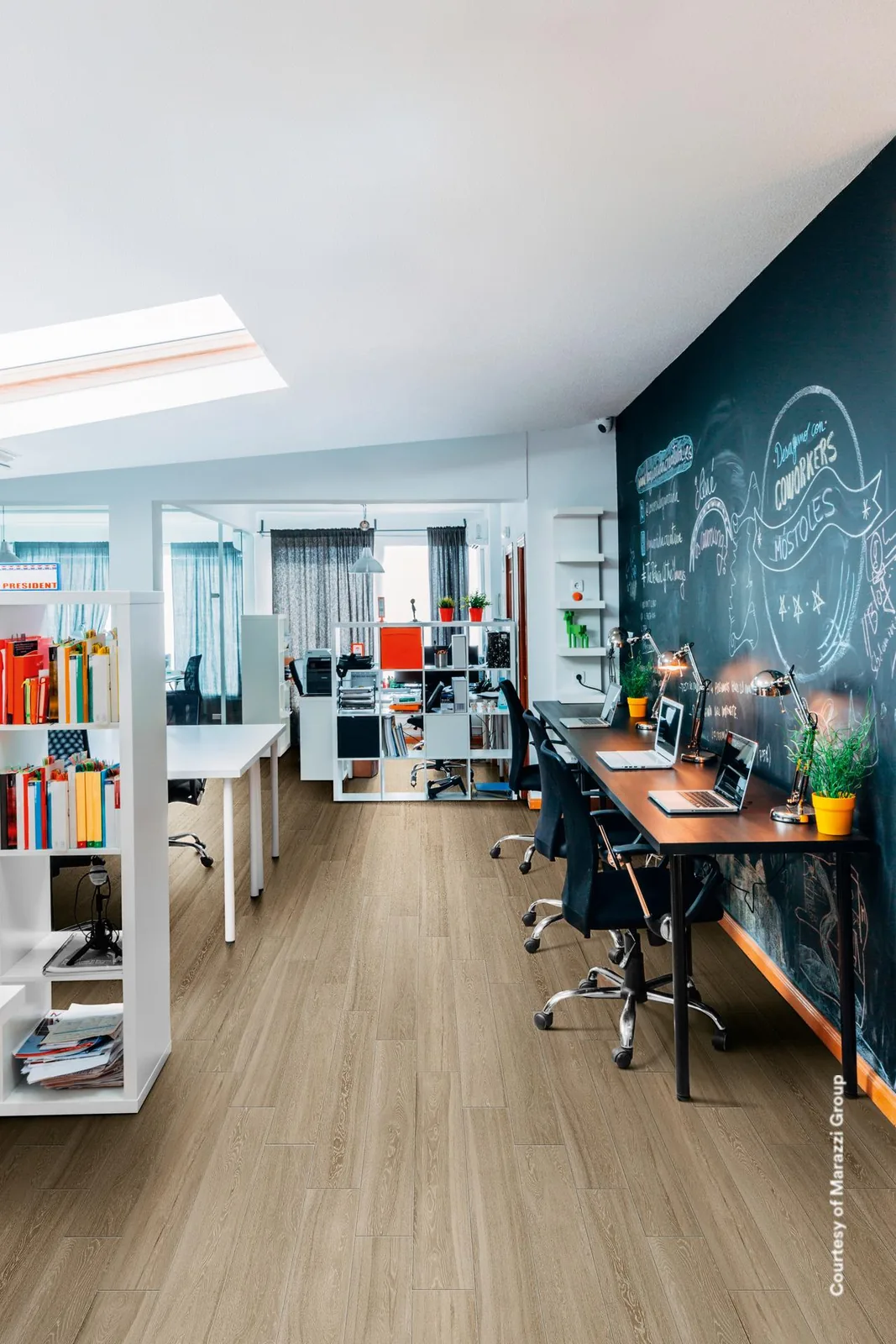 Büro mit Schreibtischreihe, Regalen und Tafelwand, Boden in Holzoptik Rovere Caramello 20x120 cm