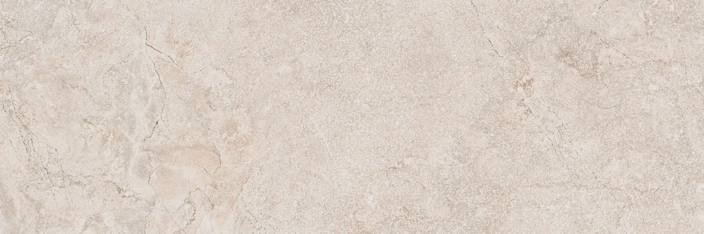 Cremeweiße Steinoptik-Fliese 30x90 cm, matt, mit feiner heller Aderung und wolkiger Mineralzeichnung.