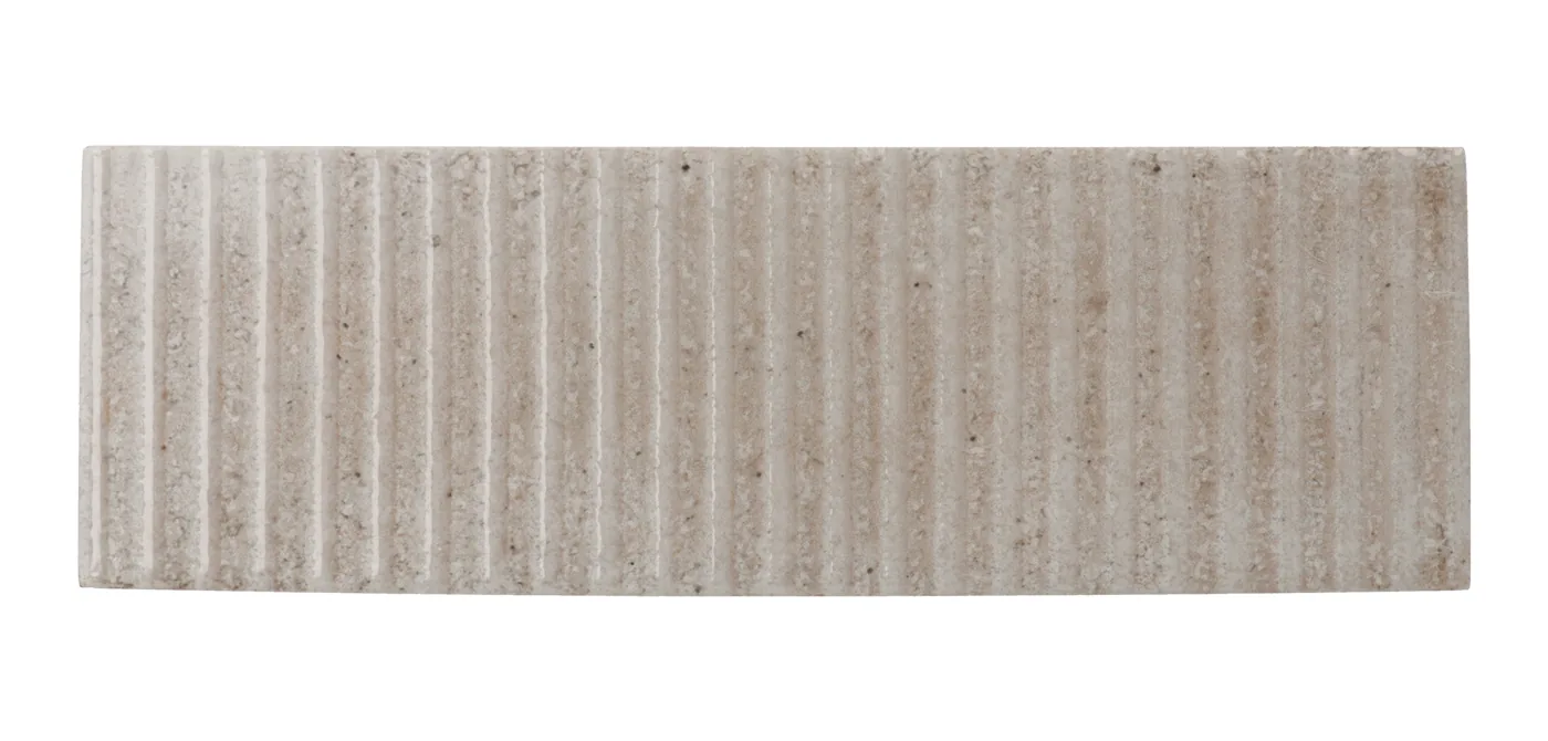 Warm greigefarbene matte Keramikfliese 6×18,6 cm mit vertikalem Rillenrelief und changierender, handgemachter Lasur.