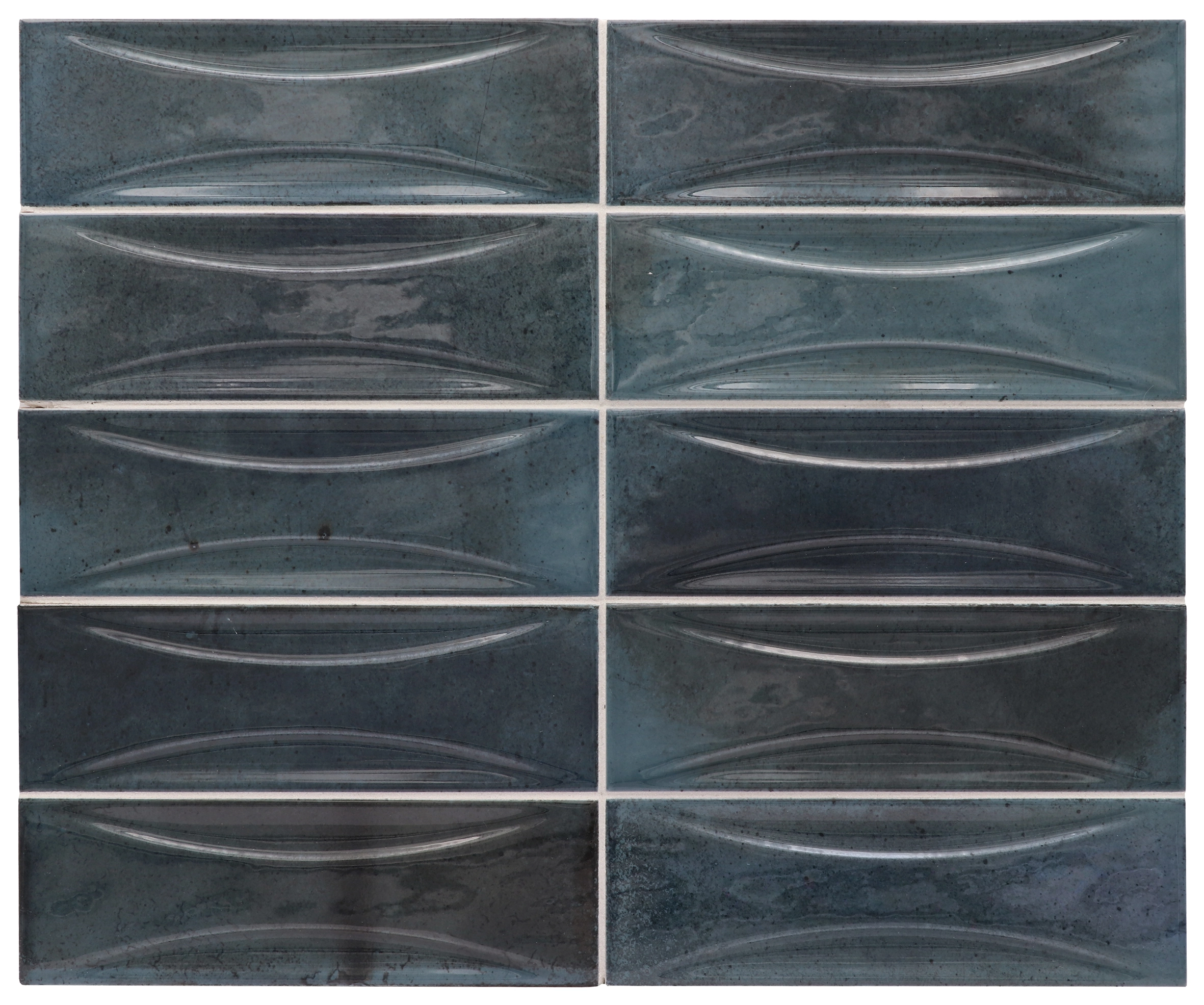 Verlegte Hanoi Blue Night Wandfliesen im Format 6,5x20 cm. Lebhafte V4 Variation der Glasur, im Raum verbaut.