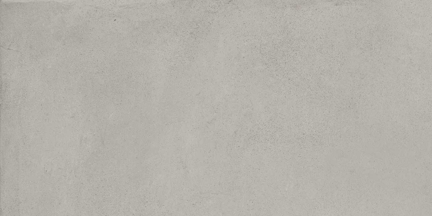 Hellgraue Bodenfliese 30×60 cm mit gleichmäßig durchgefärbter Fläche und feiner Körnung im Betonlook.
