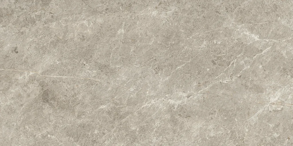 Warmgraue Steinoptik-Fliese 30×60 cm mit strukturierter, rutschhemmender Grip-Oberfläche und Kalkstein-Maserung.