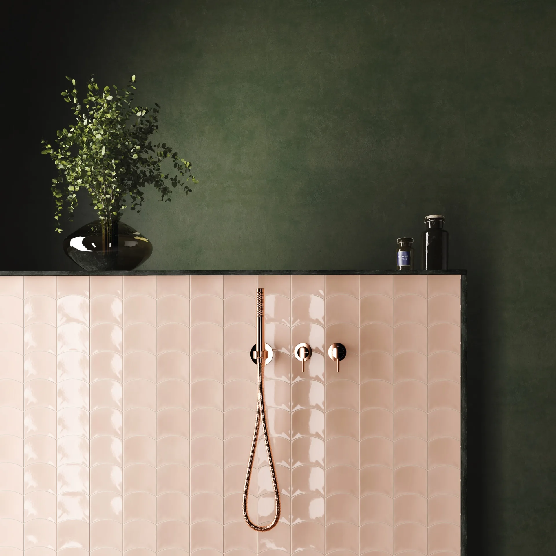 Dusche mit roséfarbener Wellenfliesenwand und Messing-Duschgarnitur vor dunkelgrüner Wand.