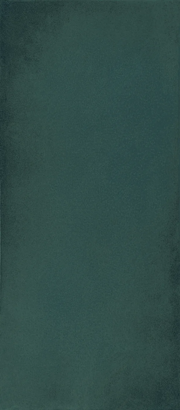 Tiefgrüne Platte Grande Lume Malachite im Format 120x278 cm, glänzend, leicht wolkig getönt und fein gesprenkelt.