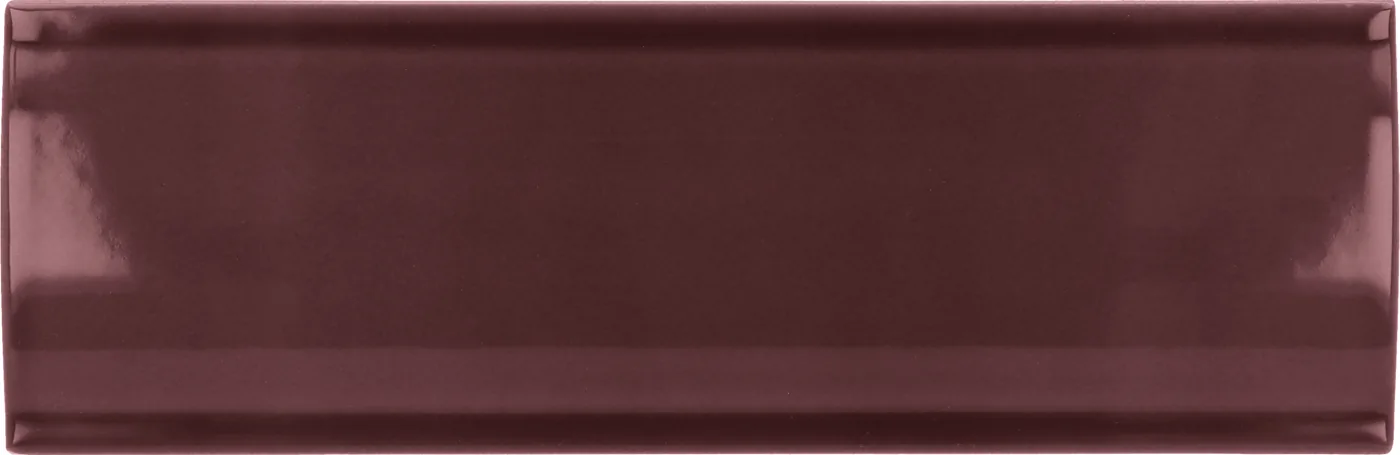 Konvex gewölbte Wandfliese 6,5×20 cm in dunklem Bordeauxrot, glänzend glasiert, frontal freigestellt vor weißem Grund.