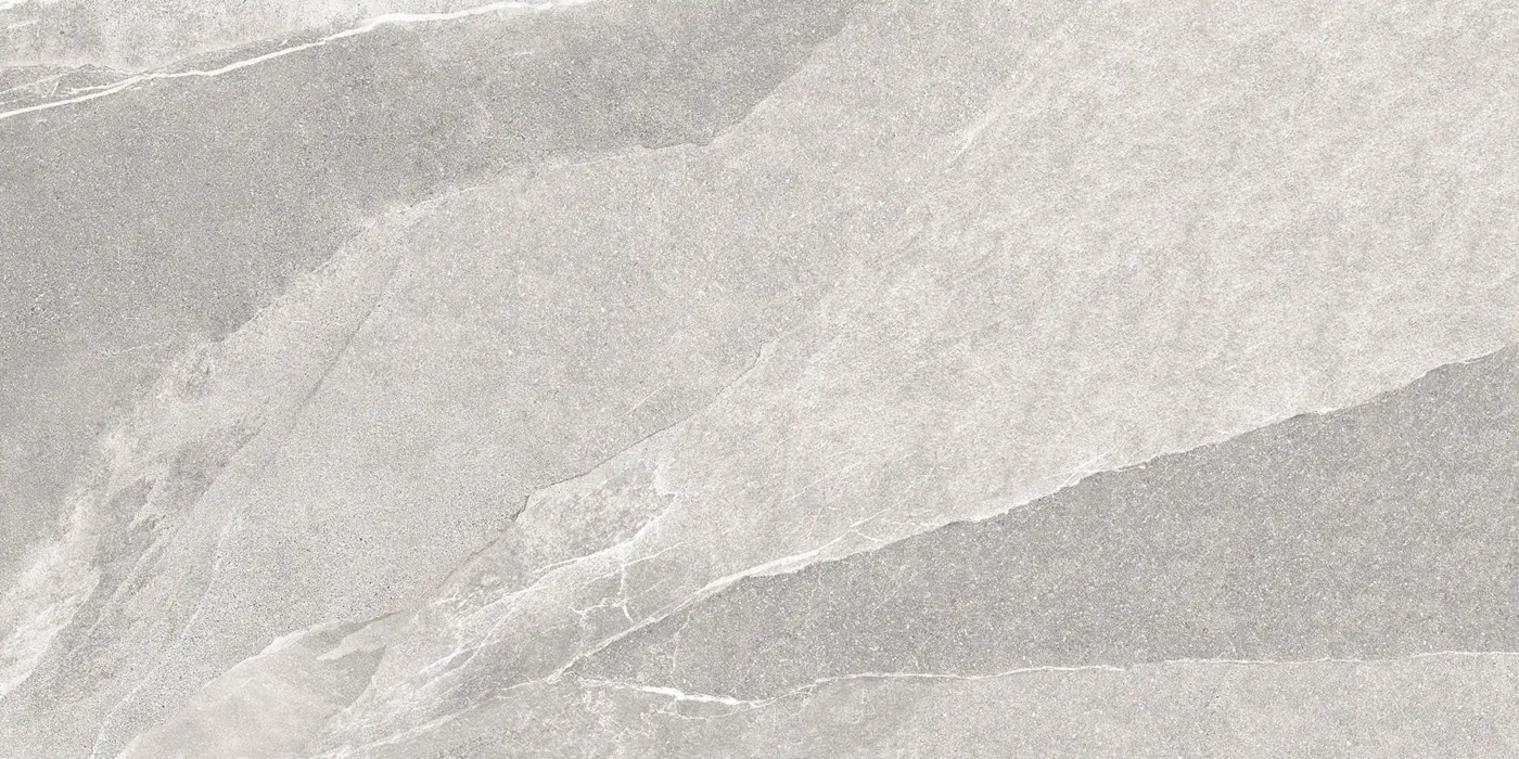 Hellgraue Fliese 60×120 cm in Schieferoptik mit hellen Adern und rauer rutschhemmender Oberfläche