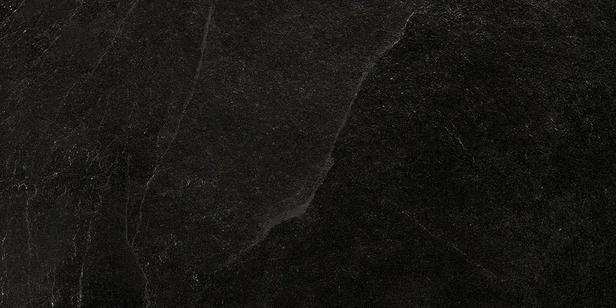 African Slate Dark: Feinsteinzeugfliese 30×60 cm in nahezu schwarzem Ton mit feinen hellen Adern, matte Schieferoberfläche