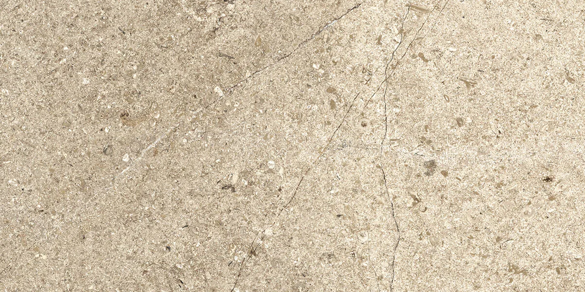 Sandbeige Steinoptik-Fliese 25×50 cm, matte rutschhemmende Oberfläche mit feinen Einschlüssen und zarten hellen Adern.