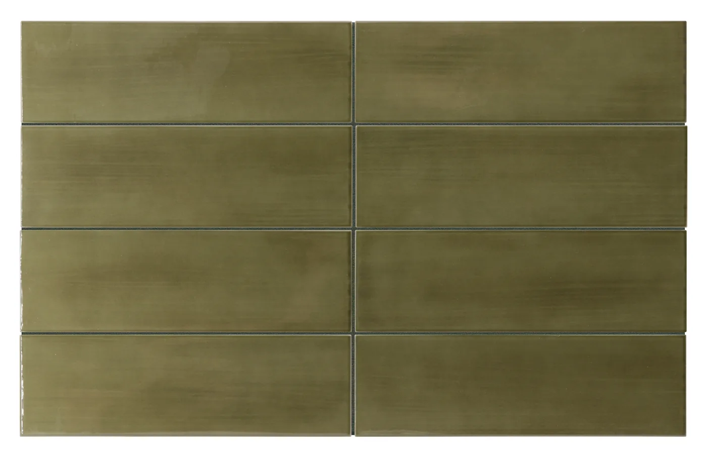 Glänzende olivgrüne Wandfliese im Metroformat 6,5×20 cm mit wolkiger Lasur und changierenden Moosgrün-Tönen.