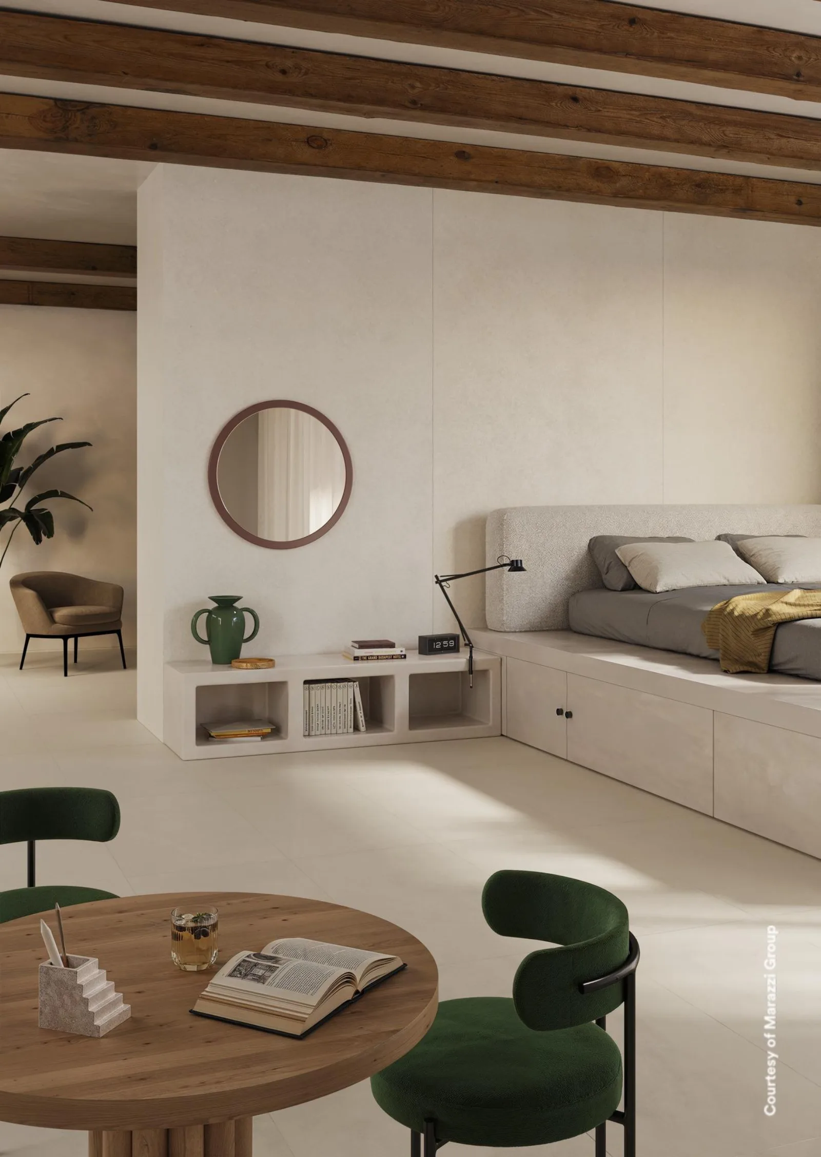 Schlafbereich mit cremeweißem Boden und Wandfläche, Holzbalkendecke, Bett und rundem Holztisch