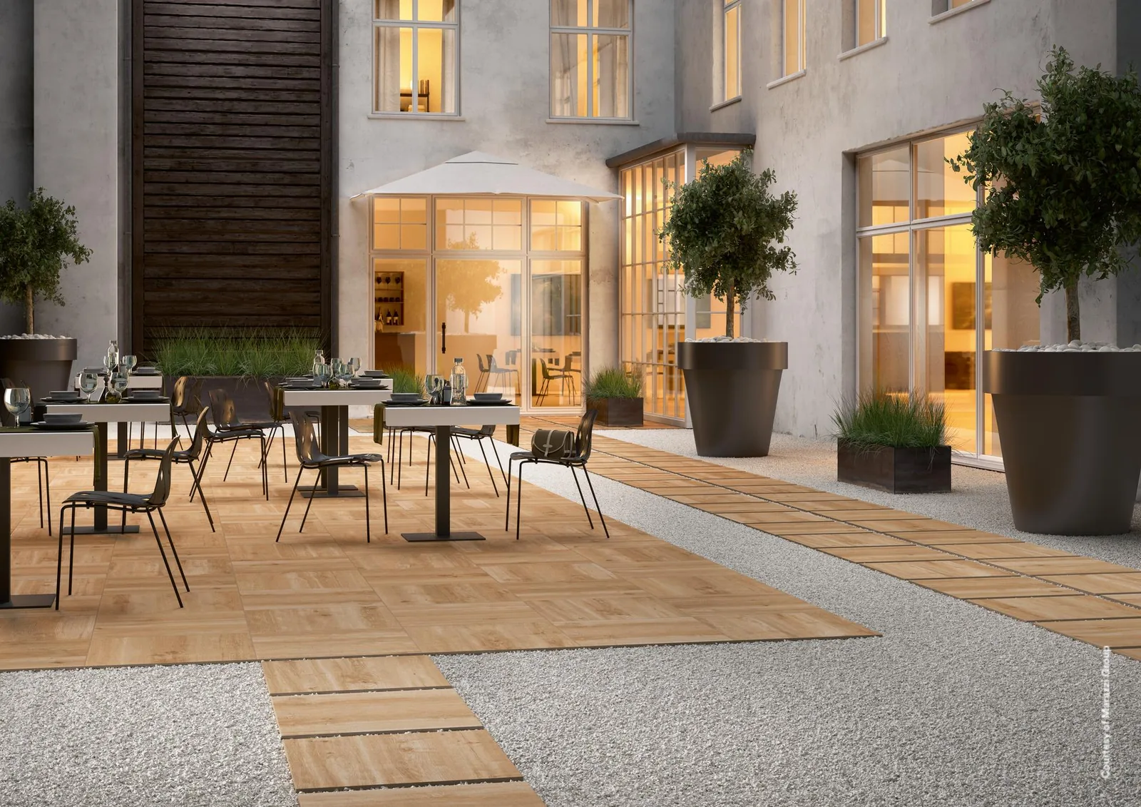 Marazzi Treverkhome20 Larice im Innenhof: Holzoptik-Platten 60x60 cm neben Kiesfläche, Bistrotische und Pflanzkübel