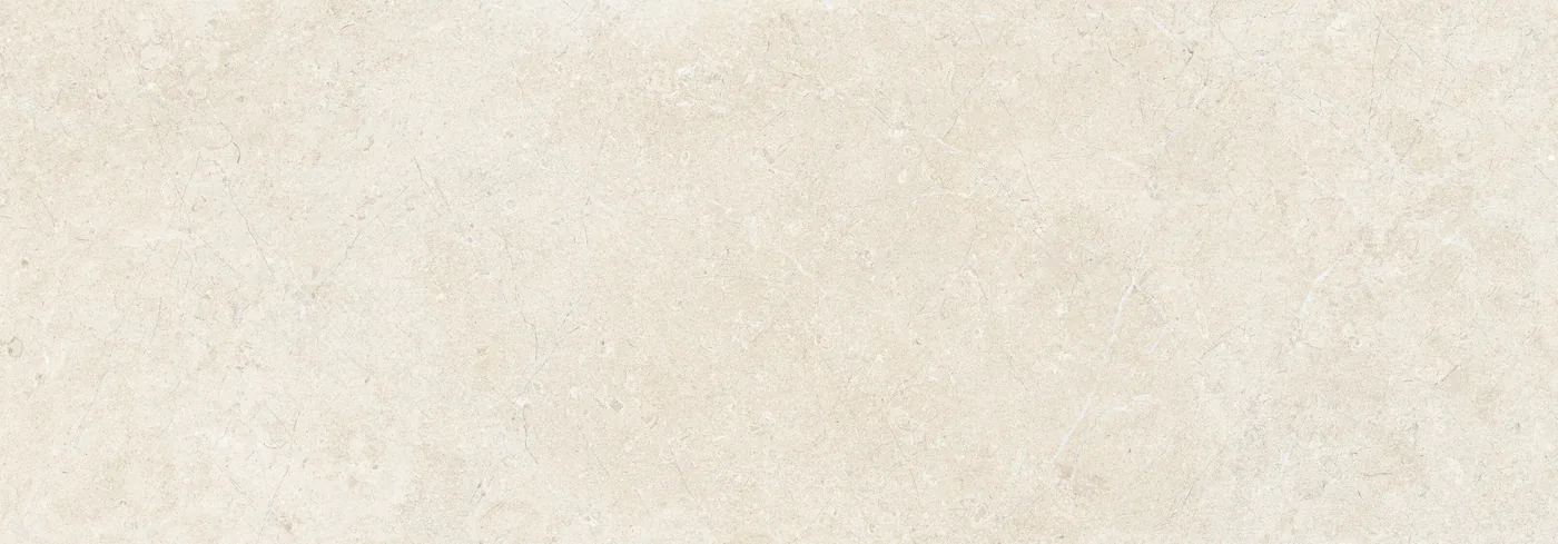 Helle elfenbeinfarbene Wandfliese 40×120 cm in Steinoptik mit feinen hellen Einschlüssen und seidenmatter Oberfläche.