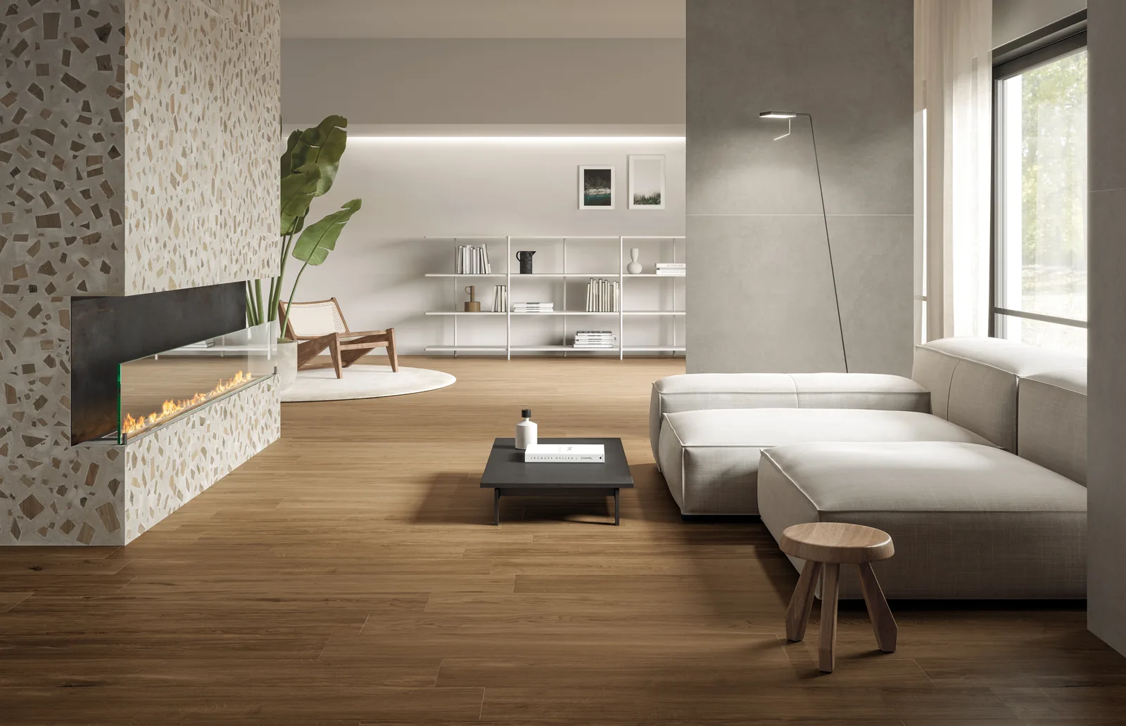 Wohnzimmer mit braunem Holzoptik-Boden, hellem Sofa und Kamin, verkleidet mit Terrazzo-Fliesen mit Holzsplittern