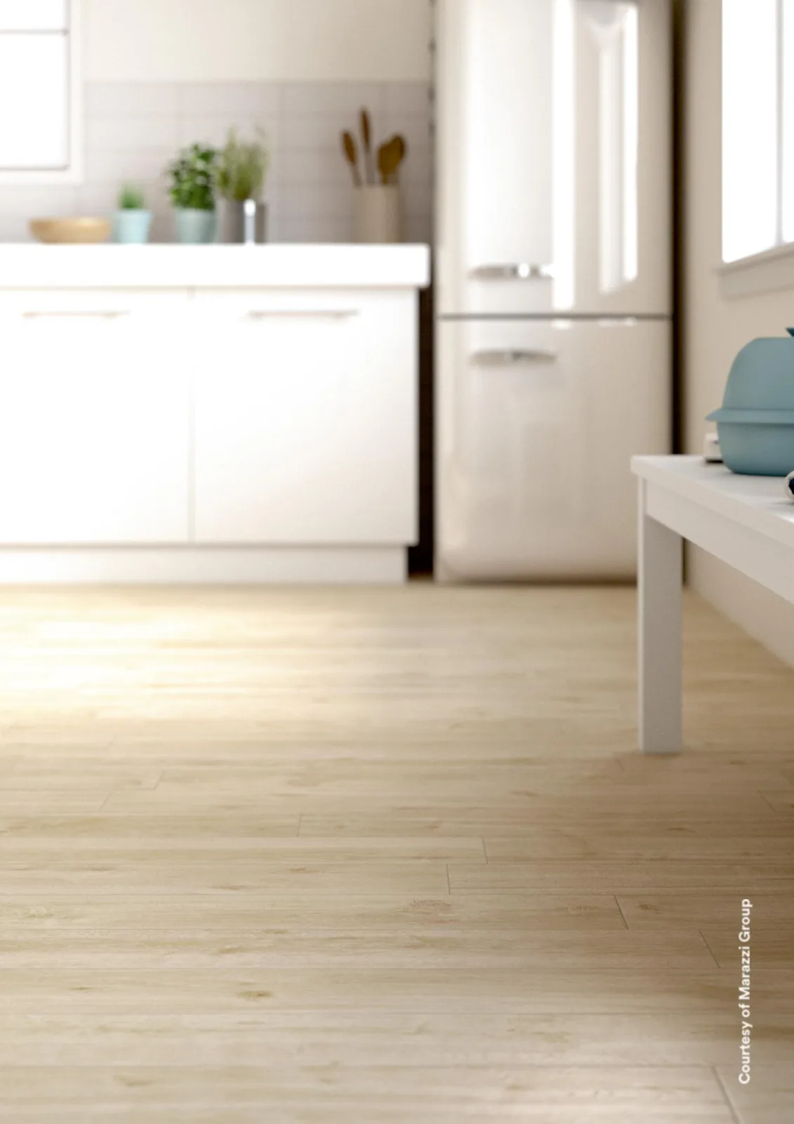 Weiße Küchenzeile mit Kühlschrank und Tisch auf einem Boden aus hellen birkenbeigen Holzoptik-Dielen