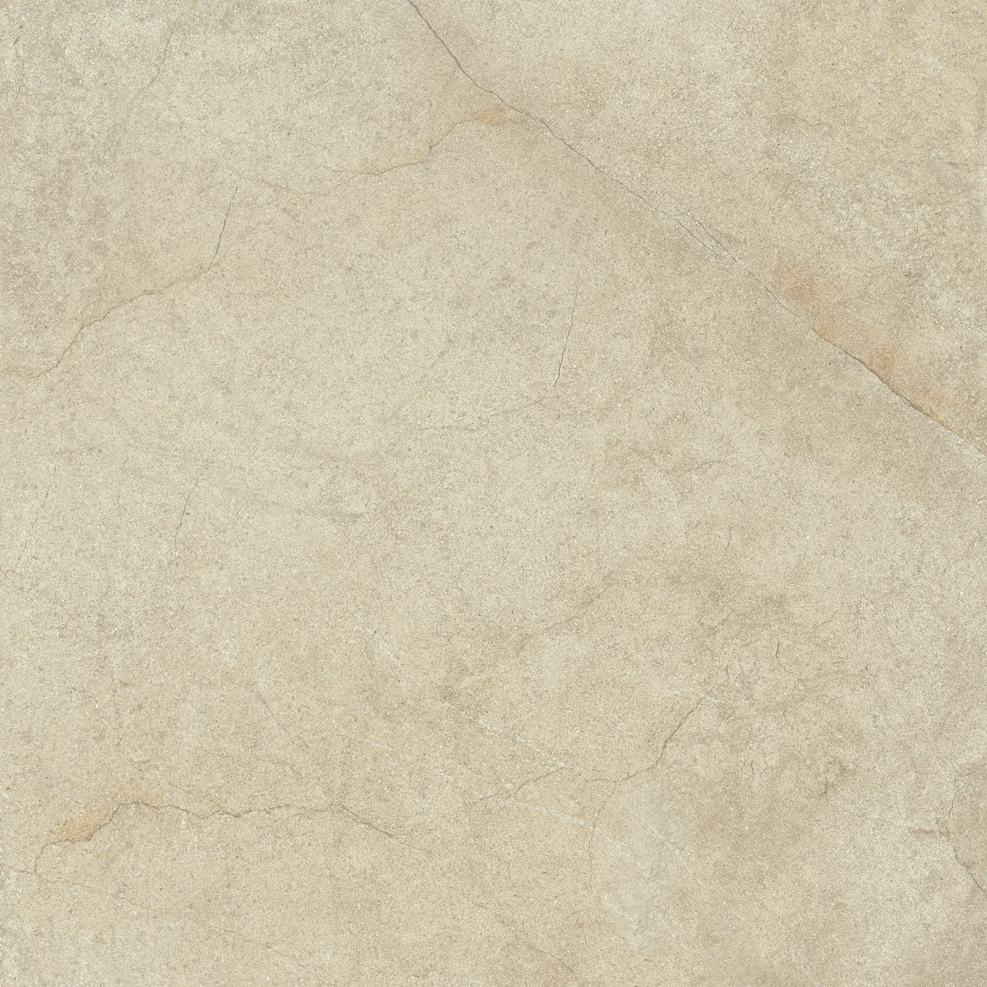 Warmbeige Steinoptik-Fliese mit feinen Rissadern und leichter Wolkung, 60×60 cm, in rutschhemmender Strukturoberfläche