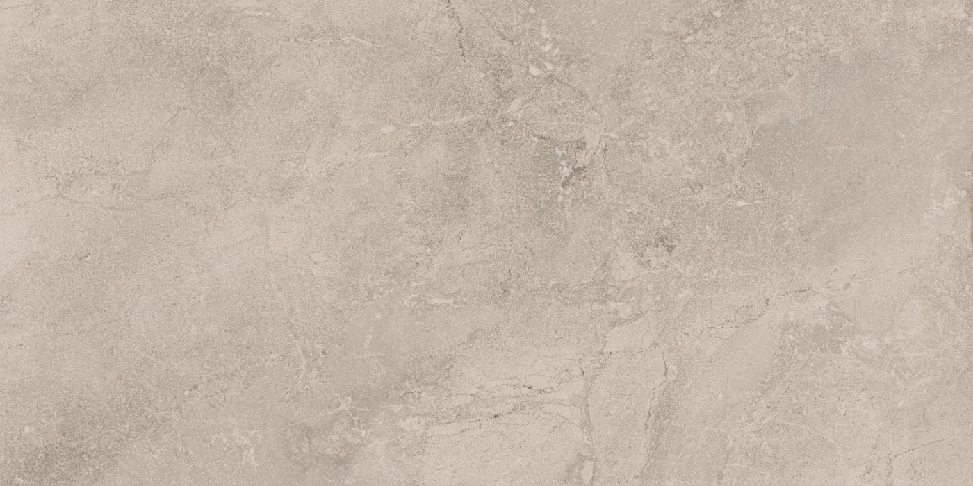 Graubeige Steinoptik-Fliese 60x120 cm, matt, mit feiner heller Aderung und wolkiger Mineralzeichnung.