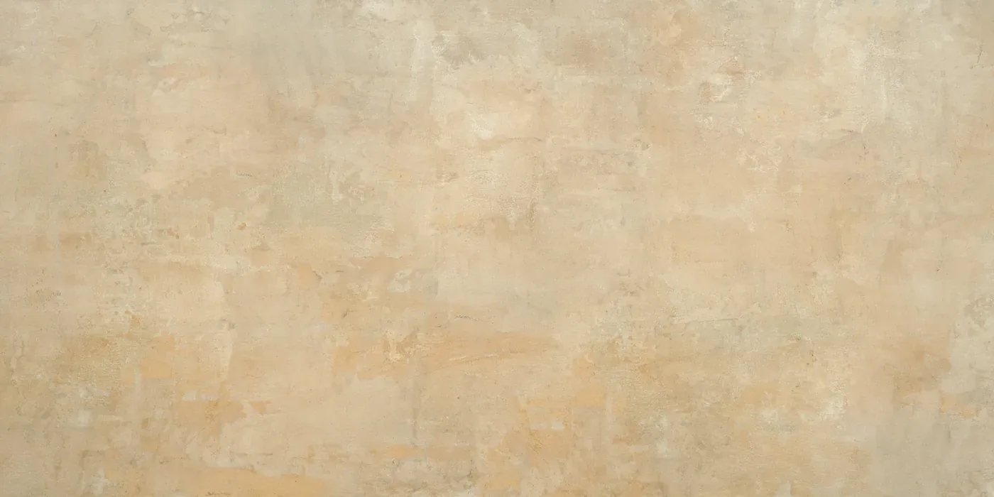 Wand- und Bodenfliese 30×60 cm mit sandbeiger Steinoptik und weichen ockerfarbenen Verläufen, seidenmatte Oberfläche.