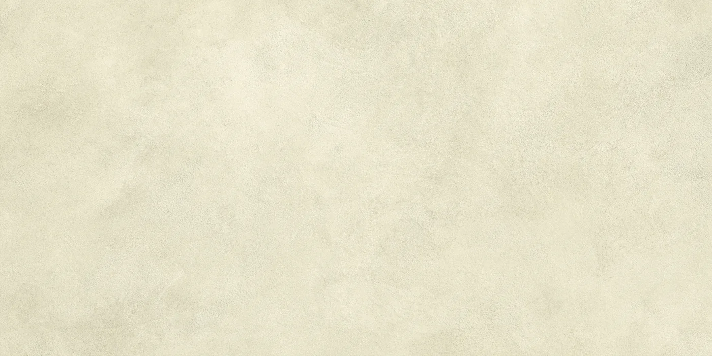 Cremebeige Betonoptik-Fliese 60×120 cm in mattem Finish mit feiner Körnung und wolkiger Lasur.