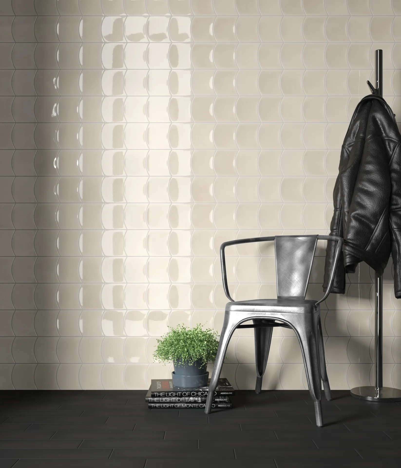 Cremefarbene Wellenfliesenwand mit Metallstuhl, Lederjacke, Topfpflanze und dunklem Dielenboden.