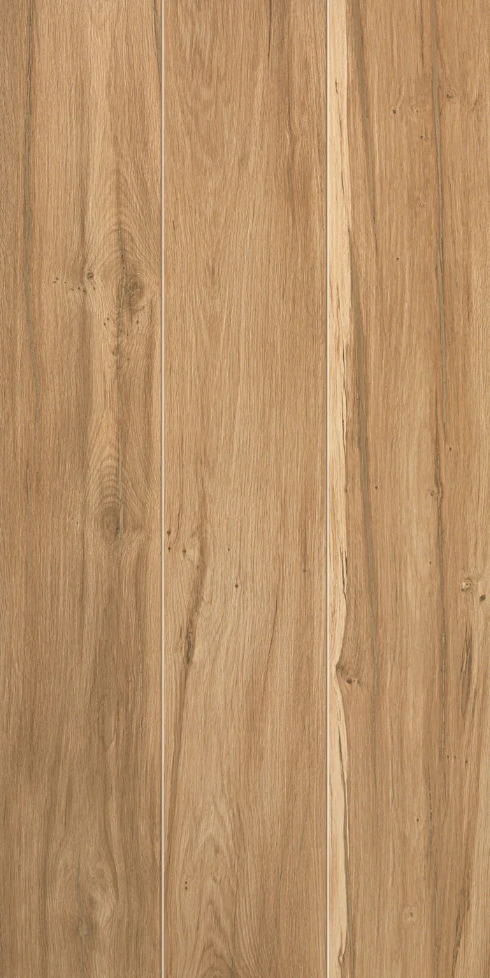 Matte Holzoptik-Fliese in warmer Eiche, 25x150 cm Langdiele mit feiner Laengsmaserung und dunklen Asteinschluessen.