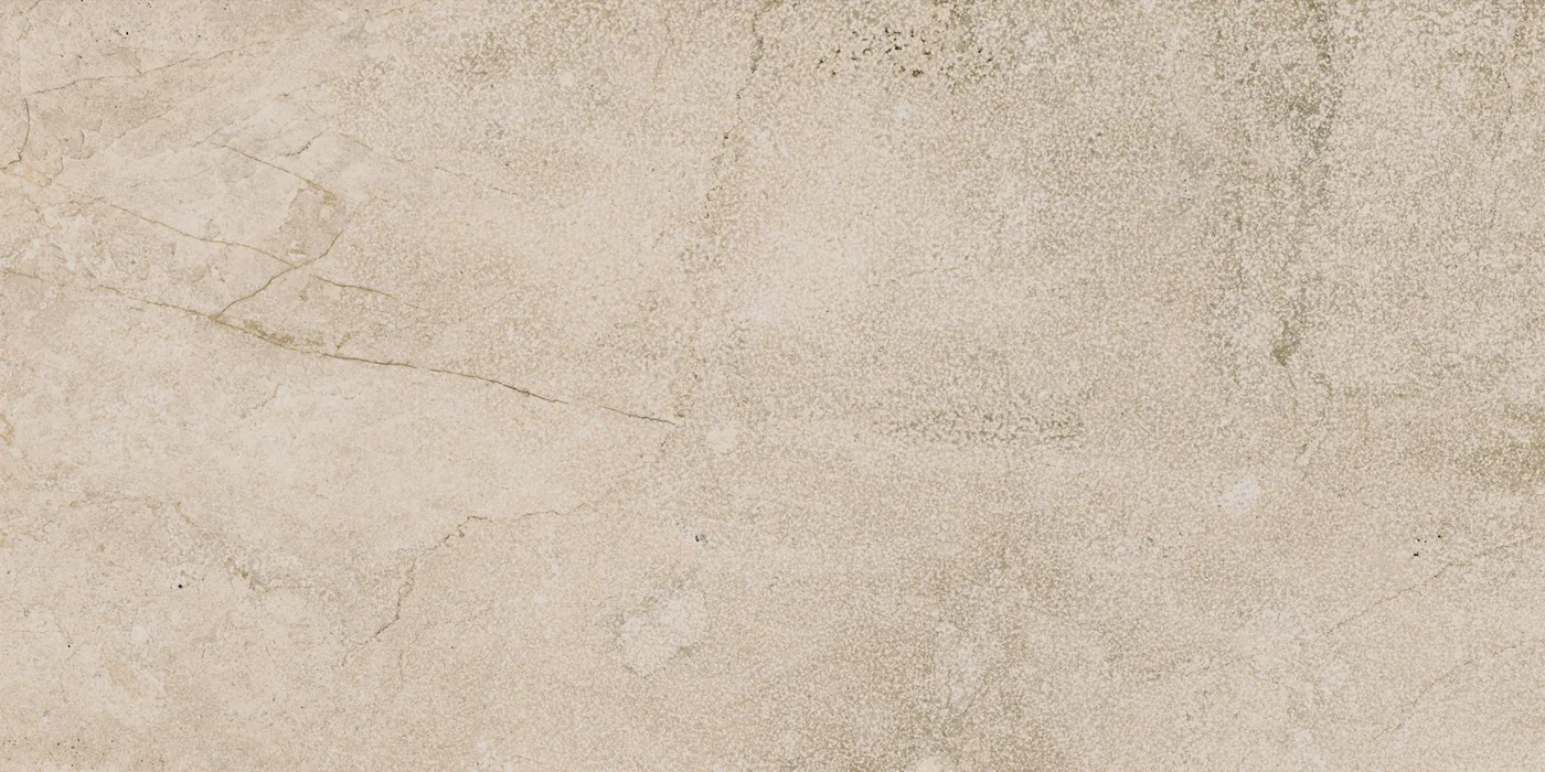 Sandbeige Steinoptik-Fliese 30x60 cm, matt, mit feiner heller Aderung und wolkiger Mineralzeichnung.
