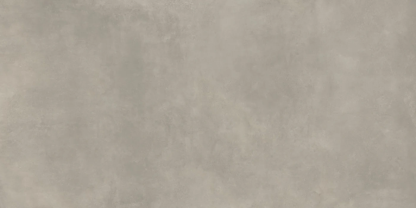 Matte Fliese in Betonoptik, 160×320 cm, in hellem Graubeige mit wolkiger Zementstruktur, frontal als ganze Platte.