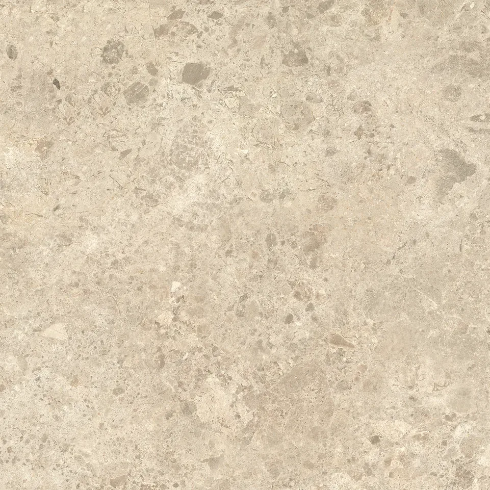 Sanft cremefarbene Oberflaeche mit warmen honigfarbenen Partien und ruhig flaechiger Naturstein-Anmutung