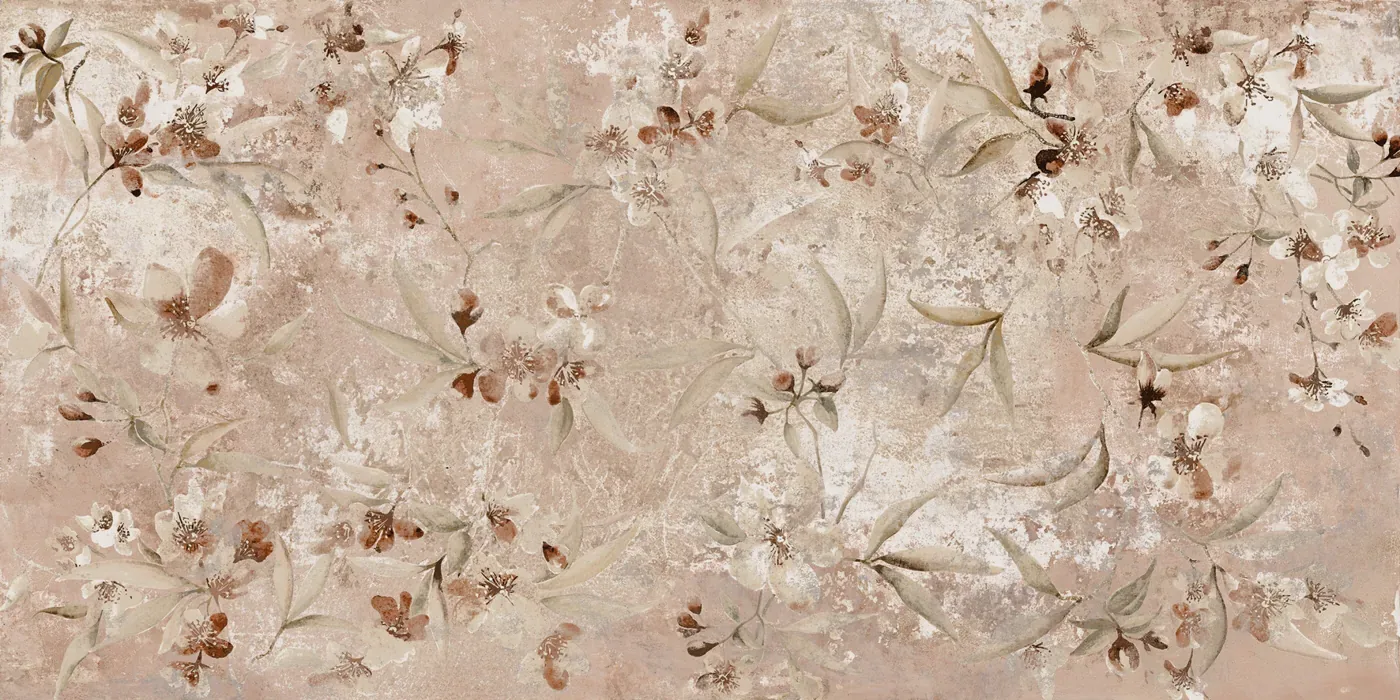Wand- und Bodenfliese 30×60 cm mit puderrosa Grund und gemalten Blütenzweigen in Braun und Creme, seidenmatte Oberfläche.