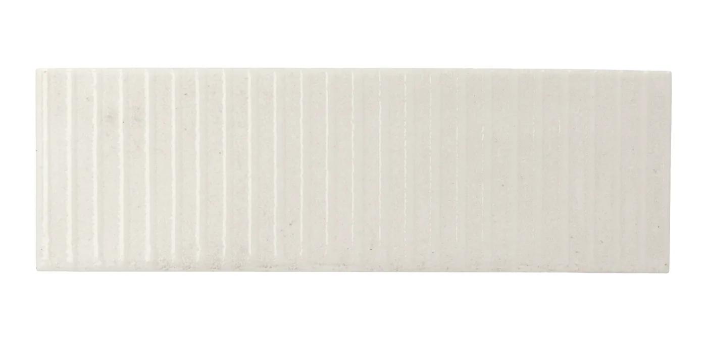 Cremeweiße matte Keramikfliese 6×18,6 cm mit vertikalem Rillenrelief und changierender, handgemachter Lasur.